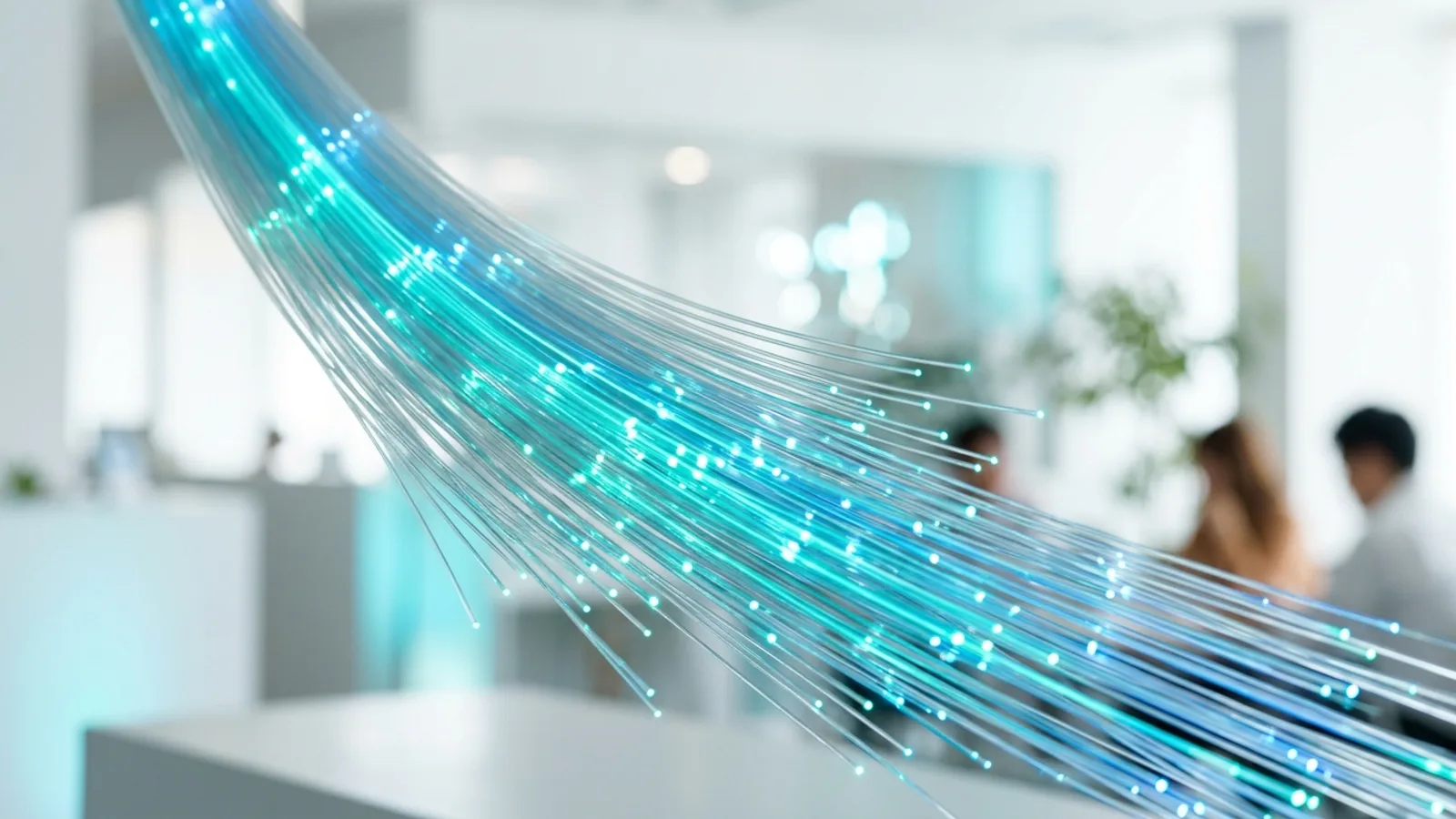 業務データの流れを表す、光を運ぶ光ファイバーの束